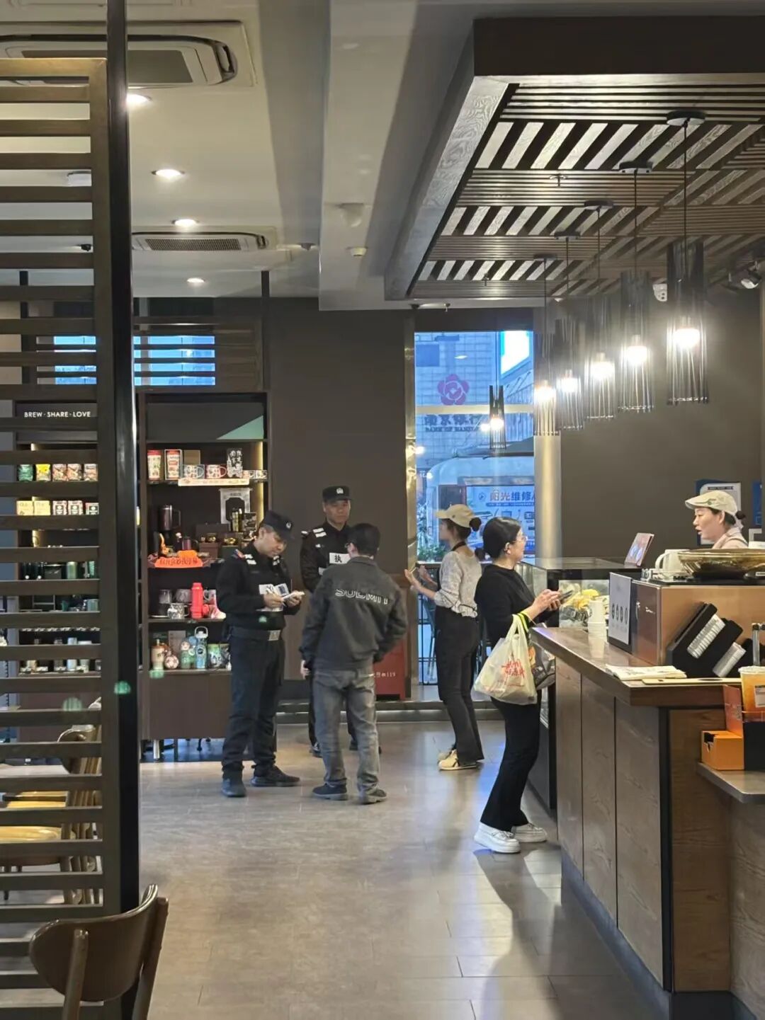 南京同曦万尚城星巴克门店内,民警到场调解占座纠纷的现场照片