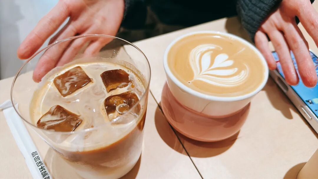 Parking Coffee 店内的冰美式与拿铁，菜单只保留最基础的意式咖啡
