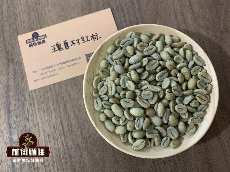 键盘上趴着半块冷掉的曲奇，显示器蓝光里浮着困意