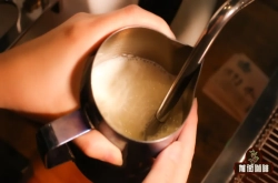 打蛋器可以打奶泡吗 没有工具怎么打奶泡？牛奶的温度多少合适？