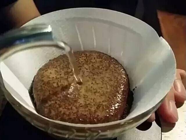水透过咖啡粉的速度为什么是萃取关键？手冲流速快慢与过萃、萃取不足的关系
