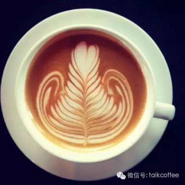 意式咖啡拉花教程：叶形拉花的奶泡打法与注入手法怎么练？