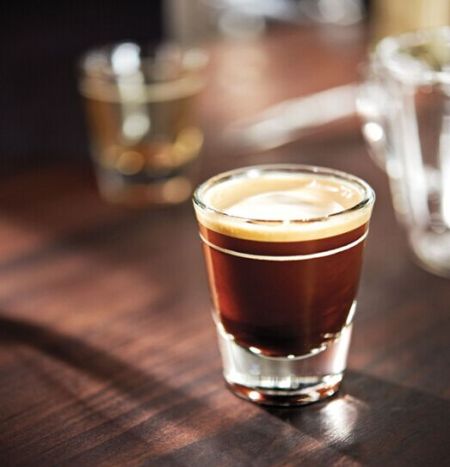 意式浓缩咖啡真的又苦又少吗？Espresso 浓苦与咖啡因含量全解析