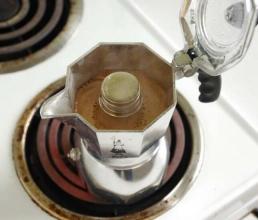 摩卡壶适合做什么咖啡？选购使用5大误区与咖啡豆选择指南