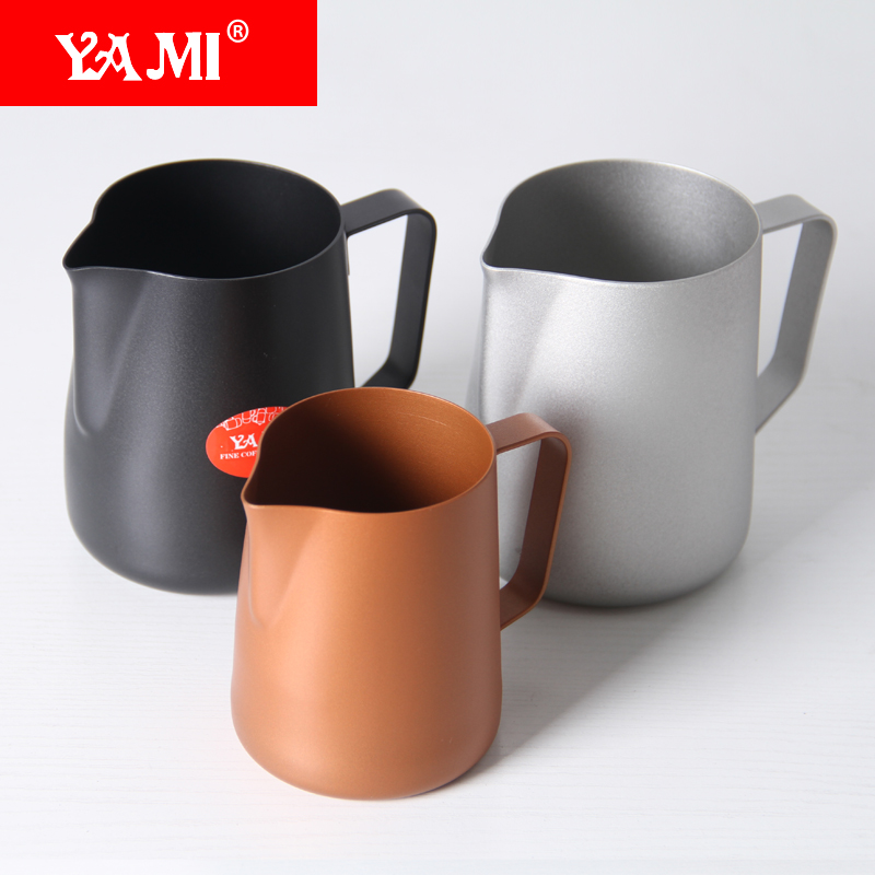 拉花杯怎么选？YAMI特氟龙尖嘴奶泡杯300ml和600ml对比实测