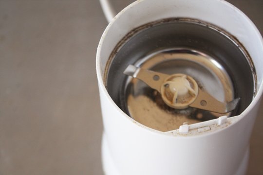 磨豆机怎么清理才干净？生大米清洗法、电动与手动磨豆机保养全对比