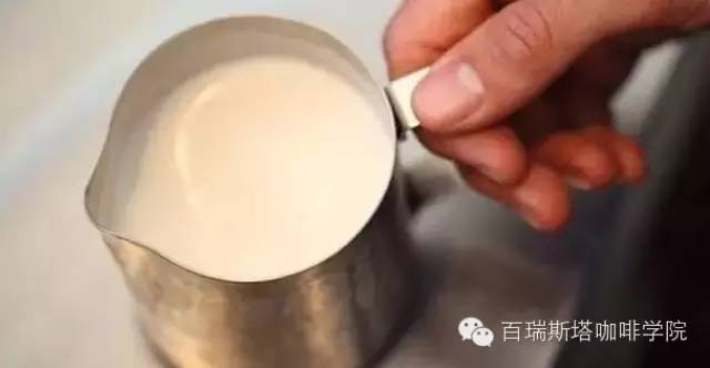 打奶泡总是起大泡、分层的硬奶泡？掌握这些技巧拉出顺滑奶泡