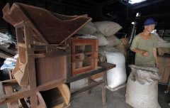 云南传统咖啡处理技艺是什么？柴火铁锅炒豆、石磨研磨的老味道为何更耐放？