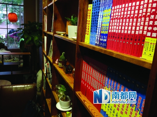 <p> 咖啡店内摆放的书籍都与商业地产相关。南都记者林广摄</p>