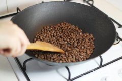 在家用铁锅能烘咖啡豆吗？十步法教你炒出新鲜咖啡