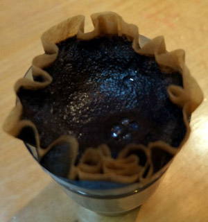 蛋糕型咖啡滤纸+一个饮料瓶,就可以手冲滴滤煮一杯不错的咖啡