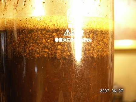 虹吸壶煮咖啡:两杯4瓢粉搅拌后吸水排气的状态