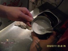 半自动咖啡机怎么打奶泡？拉花奶泡的8个步骤与4个标准详解