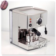灿坤TSK-1817半自动咖啡机值得买吗？15Bar泵压与920W功率实测解析