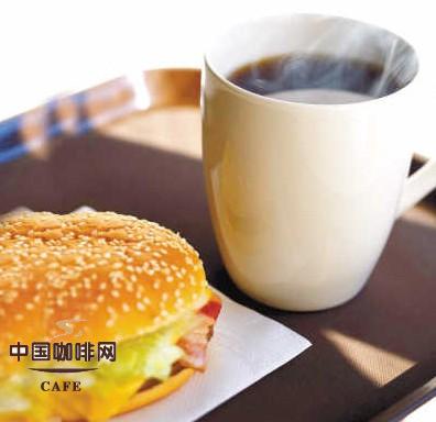 吃西式快餐时喝咖啡,会加倍损害健康