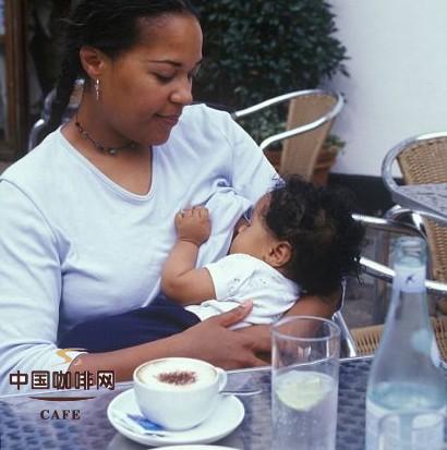 进行母乳喂养的母亲,最好限制咖啡因摄取