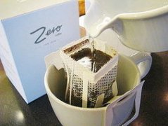 挂耳包咖啡怎么冲才好喝？85度水温闷蒸20秒的滤泡式冲法