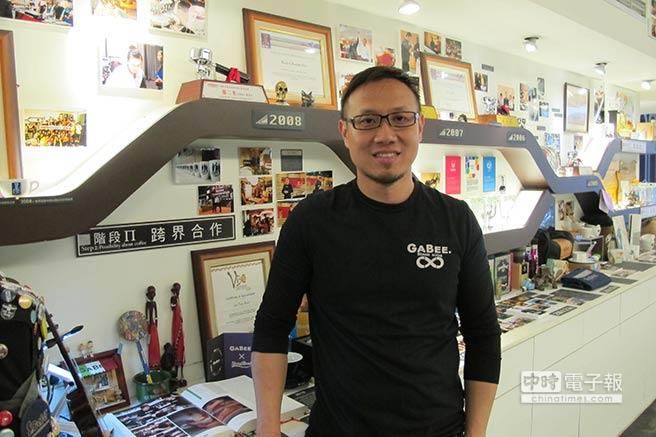 咖啡大師林東源不但從工科跨領域到餐飲,還與不同品牌做跨界合作,其中就包括五月天。(林東源提供)