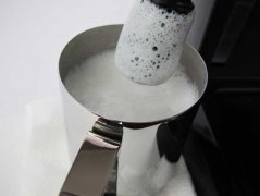 打奶泡用电动搅拌器、打奶缸还是意式咖啡机？三种方法对比