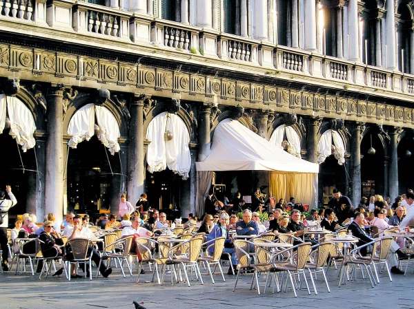 佛罗瑞安咖啡馆(Caffé Florian)坐落在威尼斯的圣马可广场