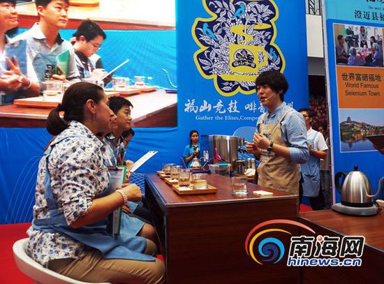 参赛选手在赛场,严格按照国际WBC大赛规则,在十五分钟内分别完成4杯浓缩、4杯卡布奇诺、4杯创意咖啡的制作。(南海网记者
