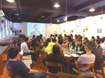商业路演、产品推广、沙龙、展览、招聘……各类活动丰富多彩,车库咖啡俨然成为创业孵化器、小型交易所。“资源圈子+创客平台+众智众筹”,车库咖啡是青岛市“青创行动”培训基地,是青岛青年企业家资源平台、青年创客服务平台。