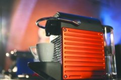 Nespresso Pixie 值得买吗？25秒加热、除垢需求仅1/3的智能胶囊咖啡机实测