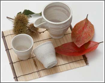 精美时尚餐具欣赏:土陶制的小酒杯