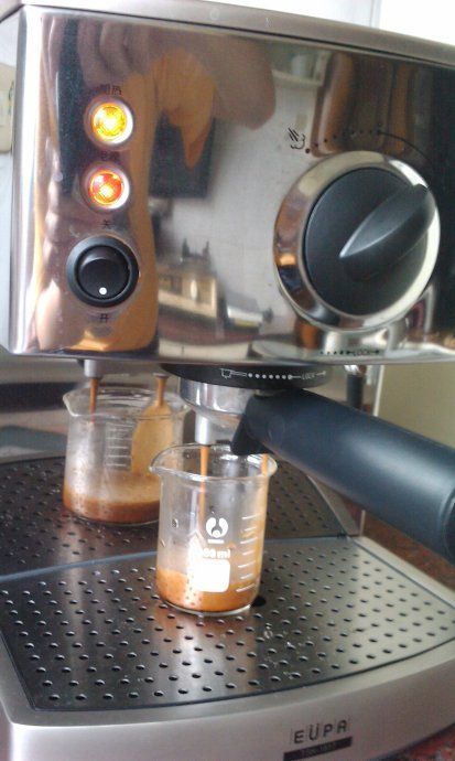用机器做一杯45ml--60ml的浓缩咖啡,将咖啡倒入调酒器,再加入冰块。