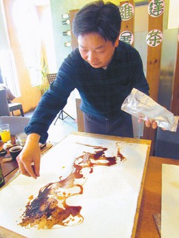 林进达用红酒和咖啡等饮料作画，别致又有创意。