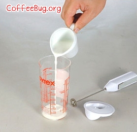 将全脂鲜奶倒入电动发泡器。(鲜奶须保持3℃~6℃完成,否则无法型成奶泡)