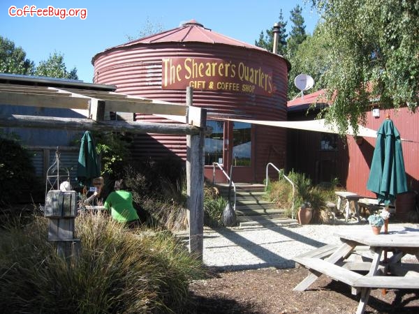 新西兰 The Shearer's Quarters——缘分天空
地址:Seadown Road,Timaru, New Zealand.
The Shearer's Quarters位于新西兰南岛海岸边的一个工业式小镇Timaru。在一条安静的小路上,矗立了一座用铁板盖建的农村式庄园小屋。这个带点美国西部牛仔电影装潢的农庄式咖啡屋,安逸得像自己的家。露台咖啡桌上放着有趣的绵羊卡通动物棋,供客人下棋。微黄带亮的室内空间里,分别是售卖小精品的小店区、咖啡茶座与餐厅三部分,看起来与众不同。咖啡馆背后的小农庄里,有小羊、小马、鸡、鸭……简直就是一个爱护动物之家。看似完整的一套休闲、舒适、售卖与学习(每星期有不同的课程提供)概念,从来就没有刻意安排。