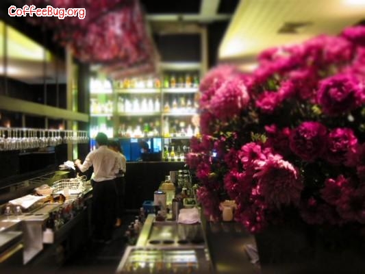 曼谷 To Die For——快乐无边
地址:H1 Place 998,Sukhumvit 55,Thong lo,Bangkok
To Die For又是一家由时装品牌衍生的咖啡厅。它的主要创作人MR. BHANU INKAWAT,曾是曼谷市内国际4A广告公司的创作总监。因此这个咖啡茶座,别具一种异地风味,1997年BHANU INKAWAT与数位志同道合人士以玩票形式创建Greyhound时装品牌,谁知道反映良好,销售高速倍增。To Die For是Greyhound时装品牌站稳脚后又一挑战,设于曼谷休闲区Thong Lo内。
这里的咖啡味道不能算是很美味的那一种,但别具创意的Food Concept,加上十分家庭式的茶座感觉,令人自在逍遥。工作忙了,就需要给心一个休假。走累了,也需要一个地方歇脚。这家小咖啡餐馆的菜品很全面,包罗万象,具时尚感觉之余,又有现代人所谓的Contemporary的口味。当然,更重要的一点是价格便宜却又服务高级。闻名的甜食,配上了咖啡,就是一种无拘无束、快乐自由的感觉。