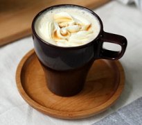 焦糖摩卡咖啡怎么做？在家用奶泡器复刻咖啡厅冬季热饮的做法