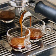 意式浓缩 Espresso 怎么萃取才不苦不酸？黄金法则与颜色判断全解析
