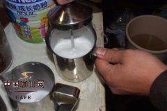没有咖啡机也能拉花？手打奶泡在家做卡布奇诺的技巧与步骤