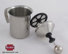 手动打奶器怎么用？热奶泡和冰奶泡打法与牛奶选择全解析