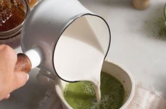 抹茶咖啡怎么做才好喝？3分钟学会奶泡打法与抹茶粉用量