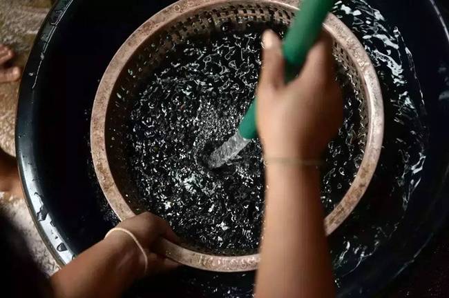 这些人每天在象屎里"淘宝" 淘出的东西有钱才能享受