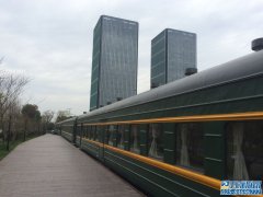 “退役”绿皮车变废为宝 咖啡厅开进未来网络小镇