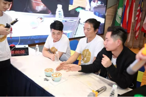 男神拉花赛长沙站在高桥成功举行!来看看男神们为你奉上的爱心拉花吧!1