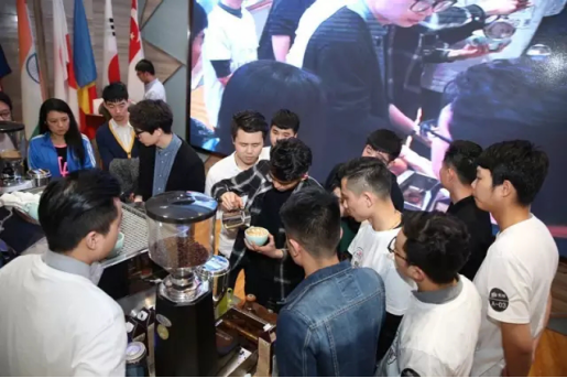 男神拉花赛长沙站在高桥成功举行!来看看男神们为你奉上的爱心拉花吧!2