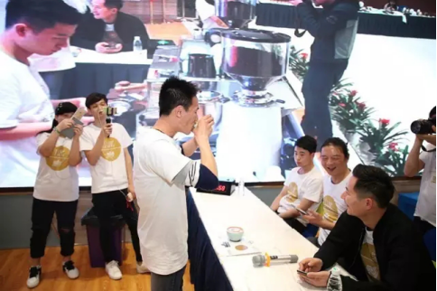 男神拉花赛长沙站在高桥成功举行!来看看男神们为你奉上的爱心拉花吧!4