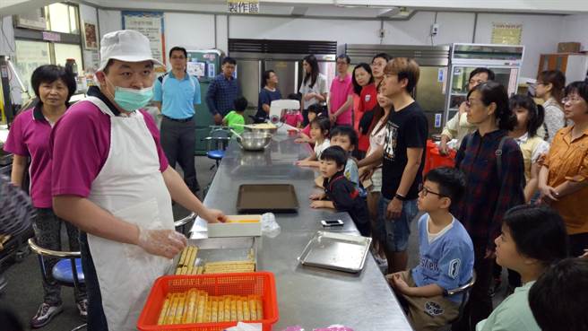 彰化信义中小学师生 为身障者手冲咖啡 彰化信义中小学师生 为身障者手冲咖啡