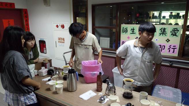 彰化信义中小学师生 为身障者手冲咖啡 彰化信义中小学师生 为身障者手冲咖啡
