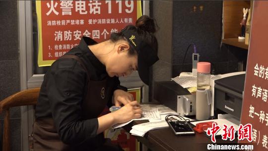 图为正在忙碌的咖啡店店员。 张海雯 摄 图为正在忙碌的咖啡店店员。 张海雯 摄