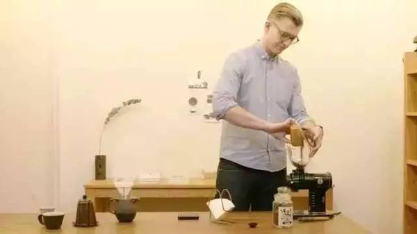 他靠喝咖啡,把自己变成世界冠军,还出了一本世界级的咖啡圣经
