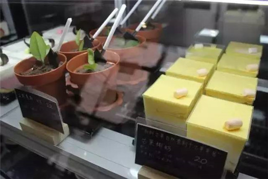除了商超,除了金融中心区,有人把咖啡馆开进了医院