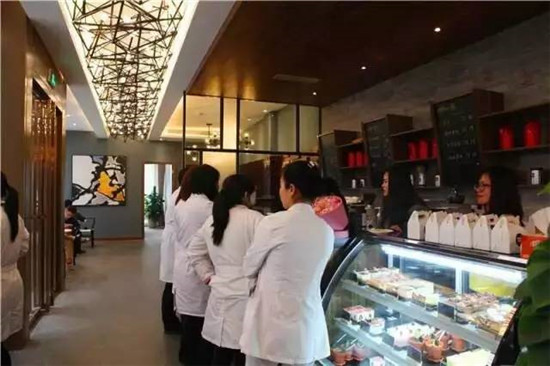 除了商超,除了金融中心区,有人把咖啡馆开进了医院
