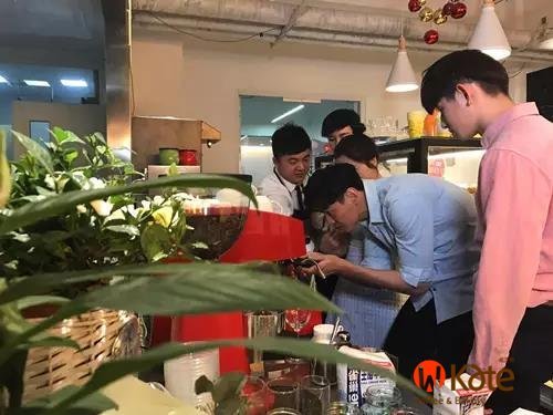 威克特烘焙之鲍春来果酱直播冲咖啡帅气爆棚!